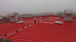 Czerwony dach z hydroizolacją